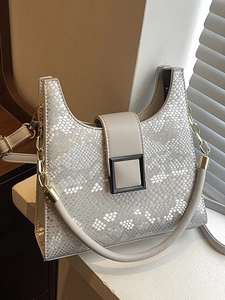 Sac fourre-tout minimaliste texture serpent avec boucle noire et chaîne