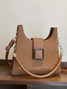 Sac à main minimaliste marron à motif serpent avec boucle carrée sur étagère bois