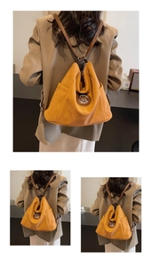 Details des senfgelben Vintage-Rucksacks mit M-Logo-Abzeichen und braunen Riemen
