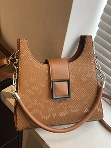 Sac à main marron effet serpent avec bandoulière chaîne et poignée dorée chic
