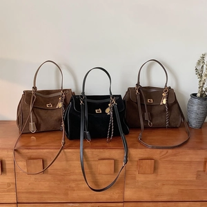 Sacs bandoulière rétro en daim marron et noir avec fermoir doré et ornements à franges