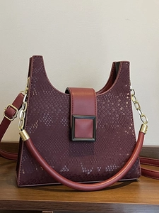 Sac à bandoulière bordeaux motif serpent avec boucle dorée et poignée supérieure