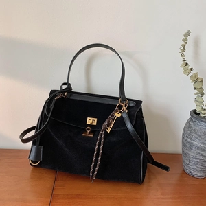 Sac à main vintage en daim mat noir avec serrure dorée et bandoulière réglable