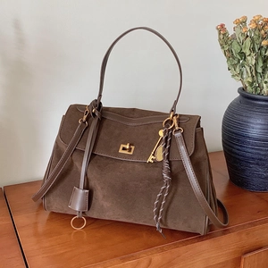 Sac bandoulière vintage en daim marron avec garniture dorée et poignée pour femme