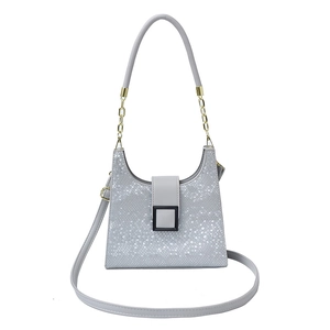 Sac à main chic gris argenté texture serpent avec bandoulière chaîne et boucle aimantée