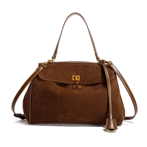 Sac à main en daim marron foncé avec fermoir doré et bandoulière réglable