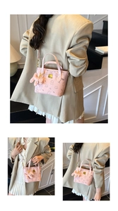 Detailansicht der Rückseite einer rosa Bär-Tasche mit passendem Bärenanhänger