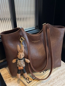 Retro large capacity dark brown tote bag in glossy PU leather with bunny charm