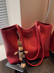 Vintage large capacity red leather tote bag with rabbit charm for women commuting