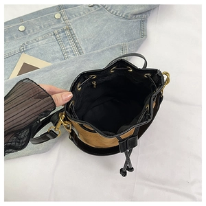 Vue de dessus de l'intérieur du sac seau avec doublure, cordon et détails dorés