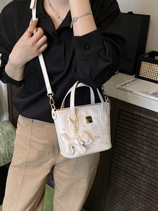 Schicke beige Beuteltasche mit Lychee-Muster, Hello Kitty Prints und Hundeanhänger