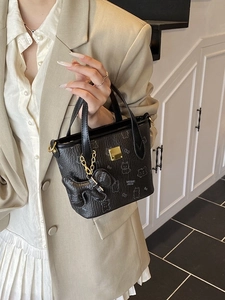 Schicke schwarze Leder-Tote-Bag mit Cartoon-Bär-Druck und stilvoller Goldketten-Deko