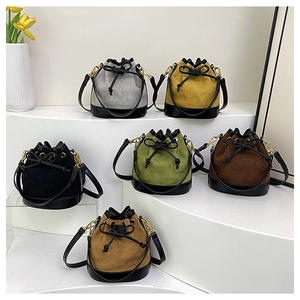 Présentation de sacs seaux matelassés en six couleurs mates vintage avec cordon de serrage
