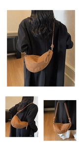 Détail du sac selle en daim marron vintage avec bandoulière à nœud et zip