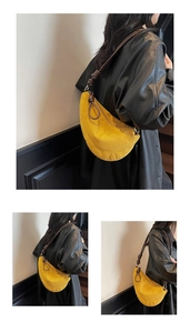 Détail du sac demi-lune en daim jaune avec bandoulière en cuir noué sur noir