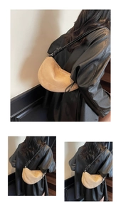 Détail du sac à main en daim kaki avec bandoulière noire nouée et style minimaliste épuré