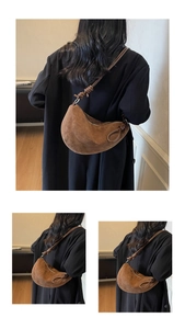 Détail du sac demi-lune en daim marron avec nœud décoratif sur la bandoulière réglable