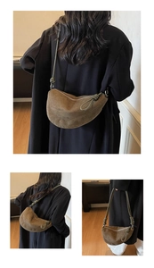 Détail du sac selle en daim marron avec bandoulière à nœuds porté par un mannequin