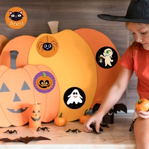 Détail d'autocollants d'Halloween avec chats et citrouilles sur des boîtes cadeaux