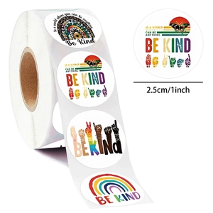Rotolo da 500 adesivi premio Be Kind da 2,5 cm con motivi colorati per chiusura regali