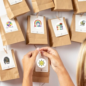Rotolo da 500 adesivi premio con arcobaleno e api per decorare e sigillare scatole regalo