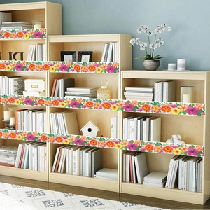 Detailansicht der tropischen Hibiskus-Bordürenaufkleber an einer Holzkante vom Regal