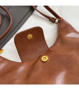 Détail du sac cabas en similicuir marron avec fermeture magnétique pratique et élégante