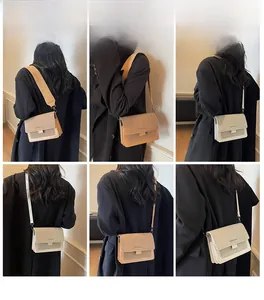 Viste dettagliate della borsa a tracolla beige con ampia tracolla e patta sul modello