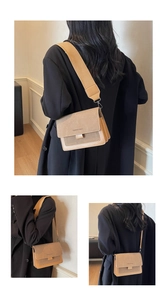 Dettaglio della borsa a tracolla beige quadrata con doppia tracolla e logo fashion