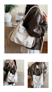 Détail du grand sac à bandoulière crème en cuir souple avec pendentif ours en peluche