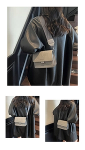 Dettaglio borsa a tracolla grigia quadrata con doppie spalline e scritte di moda