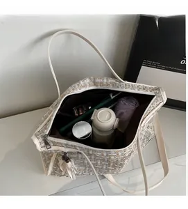 Innenansicht der gewebten Tweed-Tasche mit viel Platz für Tablet und Regenschirm