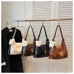 Série de quatre sacs portés épaule vintage en crème, marron, noir et tan avec oursons