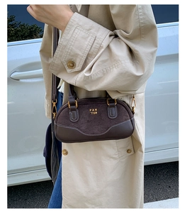 Foto de estilo de vida de un bolso Boston vintage con costuras en contraste y herrajes