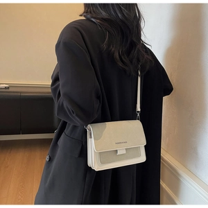 Dettaglio di una borsa a tracolla color-block con logo alla moda e cinturino regolabile