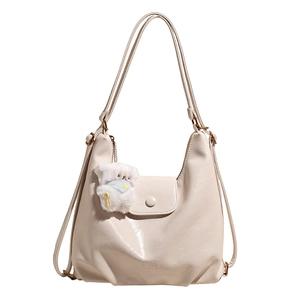 Sac à bandoulière en similicuir beige minimaliste avec un joli pendentif ours peluche