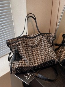 Vintage Tweed-Tote-Tasche mit Lederbesatz, Metallnieten und Quastenverzierung