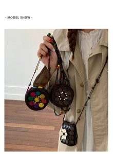 Détails de sacs bohèmes en écorce de coco faits main avec des motifs floraux