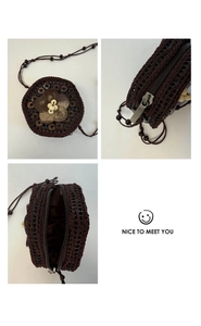 Vues détaillées d'un sac bandoulière au crochet marron avec fleurs en coque de coco