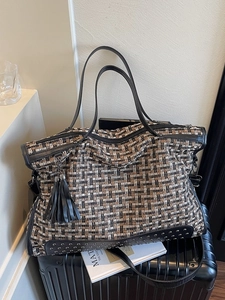 Große gewebte Tote Bag mit dreifarbigem Tweed, Ledergriffen und Nietendetails