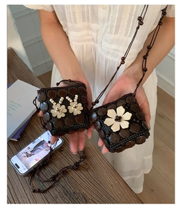 Détail du sac bandoulière bohème en coque de noix de coco avec décorations florales