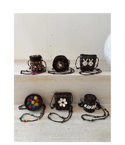 Détails de mini sacs bohèmes en coque de coco avec motifs floraux tissés à la main