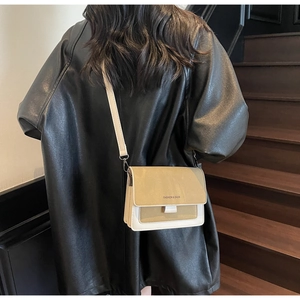 Dettaglio della borsa a tracolla beige bicolore con stampa Fashion & Bags e chiusura