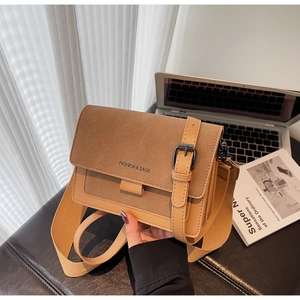 Dettaglio borsa kaki in pelle e scamosciato con logo Fashion & Bags e tracolla larga