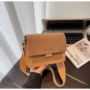 Dettaglio borsa a tracolla marrone patchwork con tracolla larga e scritta fashion
