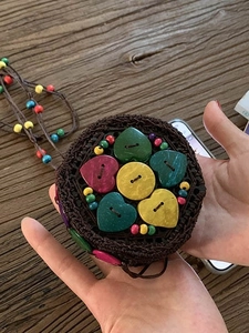 Sac bandoulière bohème en noix de coco avec boutons en forme de cœur et lanière perlée
