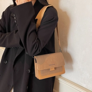 Borsa a tracolla moderna kaki in pelle e camoscio con tracolla larga e scritta di tendenza