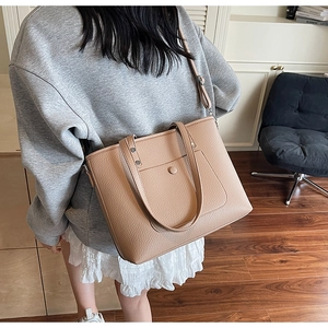 Detailansicht der khakifarbenen Shopper-Tasche aus Leder mit Magnet-Fronttasche
