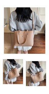 Details der beigen Hobo-Tasche mit Kieselleder-Textur und silberner Metallschnalle