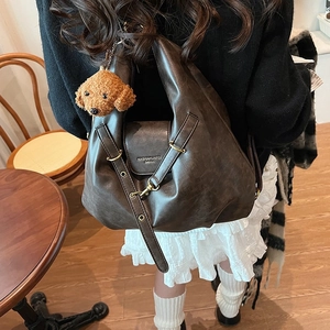 Deep brown vintage tote bag in high-quality faux leather with a cute teddy bear pendant